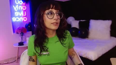 Snapshot of sweet_roxanee chatting on 11.08.25 Roxanee online show from 11.08.25