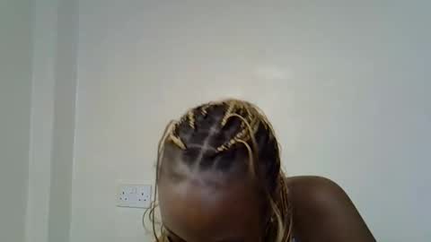 Snapshot of sweet_santana chatting on 12.19.25 Elina online show from 12.19.25