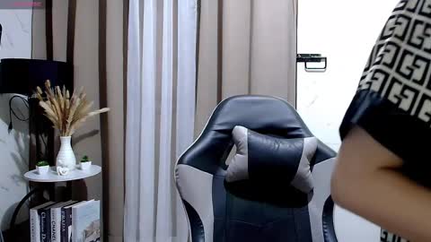 Snapshot of sweet_sirenxx chatting on 10.23.25 Leah online show from 10.23.25