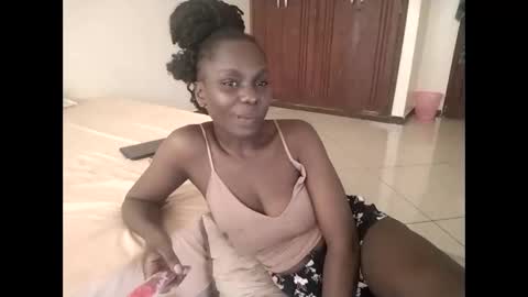 Snapshot of sweetbee018 chatting on 02.08.26 Lunargirl online show from 02.08.26