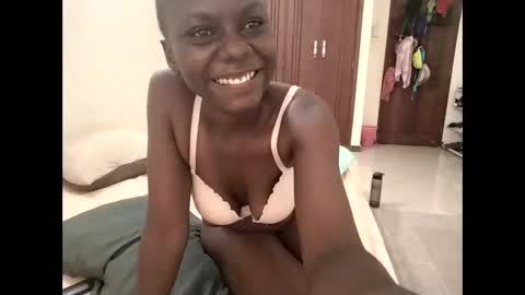 Snapshot of sweetbee018 chatting on 03.19.26 Lunargirl online show from 03.19.26