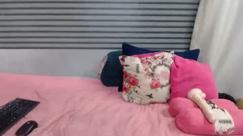 Snapshot of sweetcandypussy25 chatting on 02.22.26 queen online show from 02.22.26