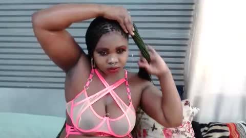 Snapshot of sweetcandypussy25 chatting on 03.19.26 queen online show from 03.19.26