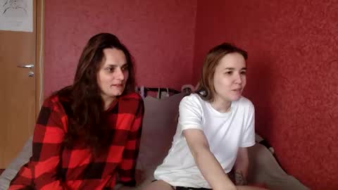 Snapshot of sweetharts69 chatting on 05.24.26 Alina and Mia online show from 05.24.26