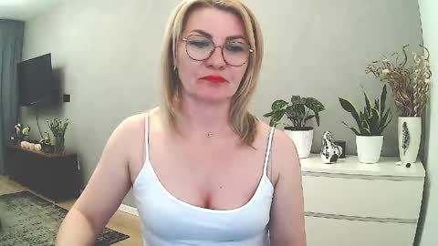 Snapshot of sweetmarthaaa chatting on 04.28.26 sweetmarthaaa online show from 04.28.26