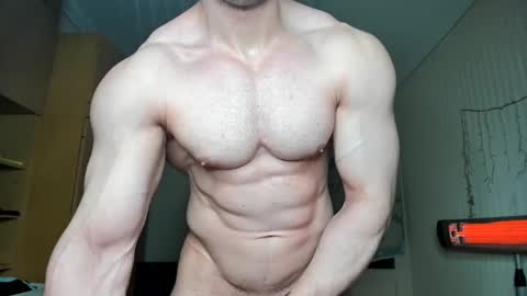 Snapshot of sweetmuscles_boy chatting on 12.31.24 Lorenzo online show from 12.31.24