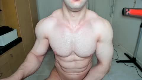 Snapshot of sweetmuscles_boy chatting on 01.19.25 Lorenzo online show from 01.19.25