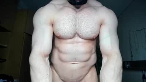 Snapshot of sweetmuscles_boy chatting on 02.06.25 Lorenzo online show from 02.06.25
