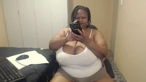 Snapshot of sweetnoziexxx chatting on 10.11.25 sweetnoziexxx online show from 10.11.25