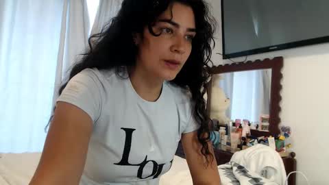 Snapshot of sweetsmile28 chatting on 11.02.25 Dianis online show from 11.02.25