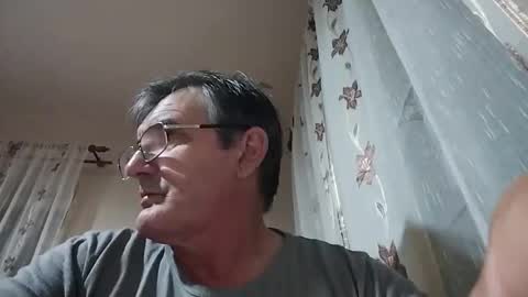 Snapshot of swergiu333 chatting on 04.11.26 Raymond online show from 04.11.26