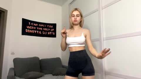 Snapshot of sydneyhackathorn chatting on 01.13.26 Mona online show from 01.13.26