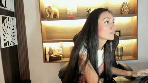 Sylvia Leos online show from 01.08.25