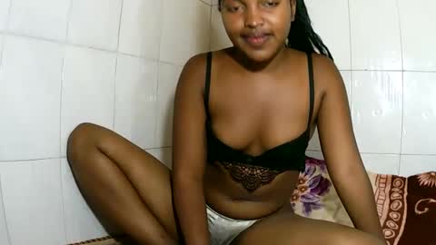 Snapshot of sylviasexy27 chatting on 02.21.25 sylviasexy27 online show from 02.21.25