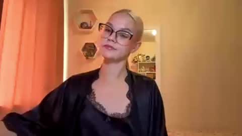 Mia online show from 06.30.26