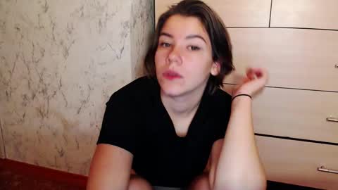 Snapshot of syrendixon chatting on 10.21.25 SyrenDixon online show from 10.21.25