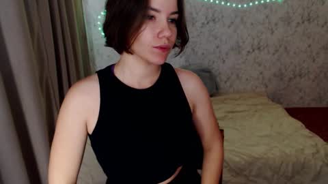 Snapshot of syrendixon chatting on 10.27.25 SyrenDixon online show from 10.27.25