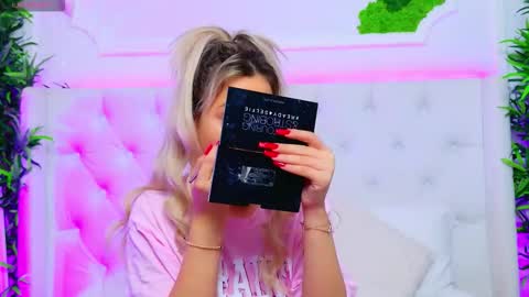 Snapshot of taahiraarabian chatting on 11.17.25 Arianna online show from 11.17.25