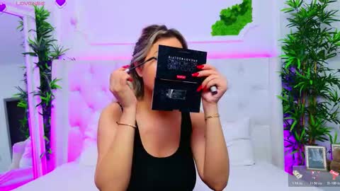 Snapshot of taahiraarabian chatting on 11.20.25 Arianna online show from 11.20.25