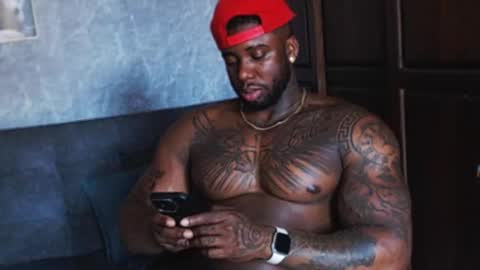 Tairon Tucke online show from 12.04.24