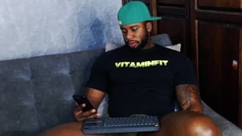 Tairon Tucke online show from 01.09.25