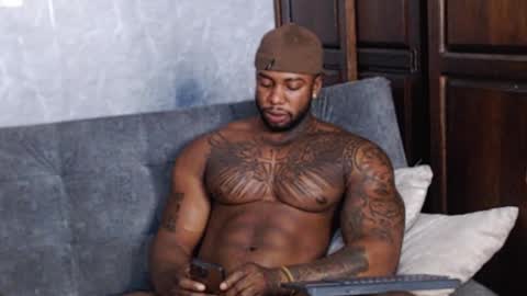 Tairon Tucke online show from 01.17.25