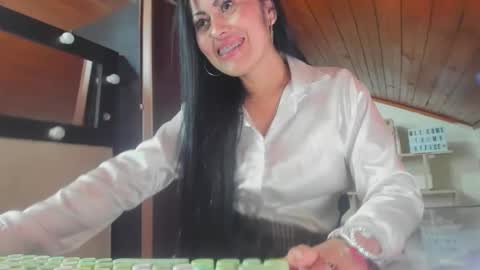 Snapshot of tania_mature chatting on 01.28.25 tania online show from 01.28.25