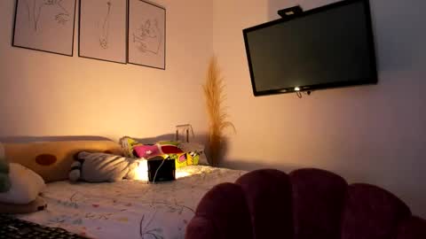 Dani independent model  online show from 11.30.25