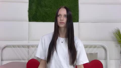 Snapshot of taraharriss chatting on 10.19.25 taraharriss online show from 10.19.25