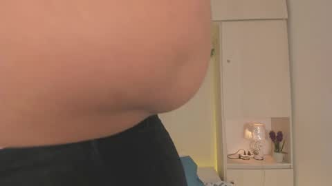 Snapshot of tarawiilson_ chatting on 02.25.26 T A R A online show from 02.25.26