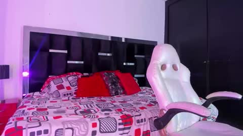 Snapshot of tashasant chatting on 11.25.25 tashasant online show from 11.25.25