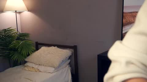 Snapshot of tashinapetitto chatting on 12.02.25 Your Ressie online show from 12.02.25