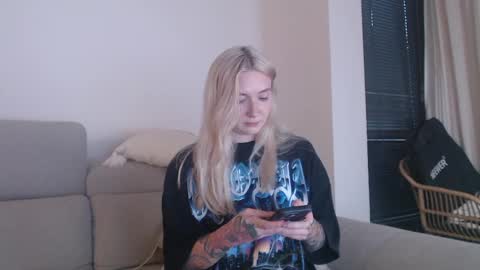 Snapshot of tattoobbgirl chatting on 10.24.25 tattoobbgirl online show from 10.24.25