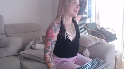 Snapshot of tattoobbgirl chatting on 10.28.25 tattoobbgirl online show from 10.28.25