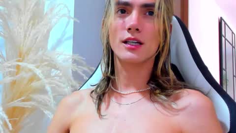 Snapshot of tayler_swift1 chatting on 10.13.25 tayler_swift1 online show from 10.13.25