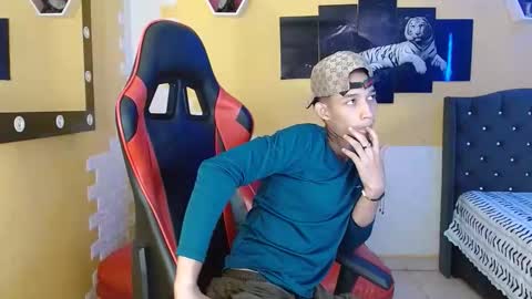 Snapshot of taylor_sophie chatting on 10.29.25 Taylor online show from 10.29.25