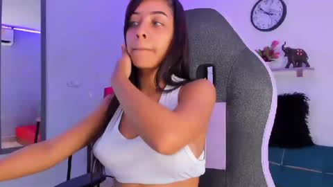 Snapshot of taylor_sophie chatting on 10.31.25 Taylor online show from 10.31.25