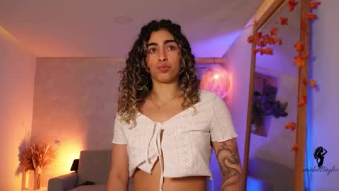 Snapshot of taylormich1 chatting on 10.27.25 taylormichell online show from 10.27.25