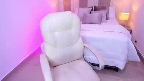 Snapshot of taylorr_hills chatting on 10.24.25 Taylor online show from 10.24.25