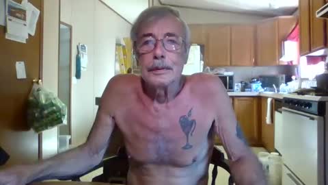 Snapshot of teak4u chatting on 10.17.25 Teak online show from 10.17.25