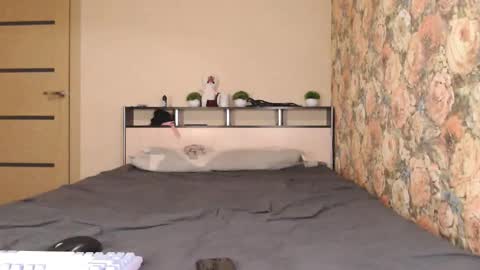 Snapshot of tearjuly chatting on 12.18.25 July online show from 12.18.25