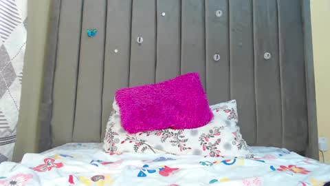 Snapshot of teasequeen01 chatting on 02.15.25 queen online show from 02.15.25