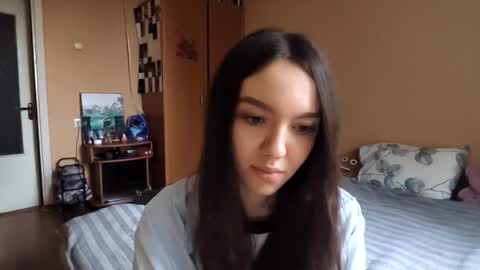 Snapshot of teganmeiser chatting on 11.23.25 Kimi online show from 11.23.25