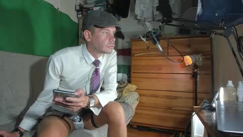 Snapshot of telepaticman chatting on 10.11.25 Virg Lszl online show from 10.11.25
