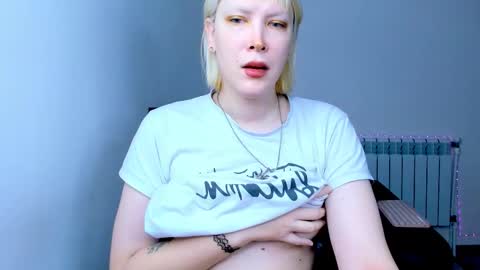 Snapshot of tenebrise chatting on 11.14.25 Kira online show from 11.14.25