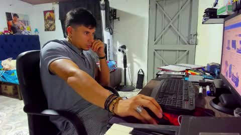 Snapshot of teoyes_ chatting on 11.11.25 teoyes_ online show from 11.11.25