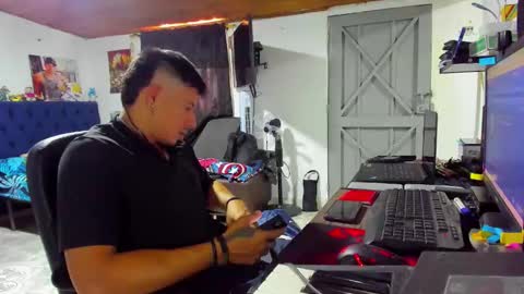 Snapshot of teoyes_ chatting on 11.15.25 teoyes_ online show from 11.15.25