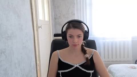 Snapshot of terranaufzinger chatting on 10.17.25 Anny Simpson online show from 10.17.25