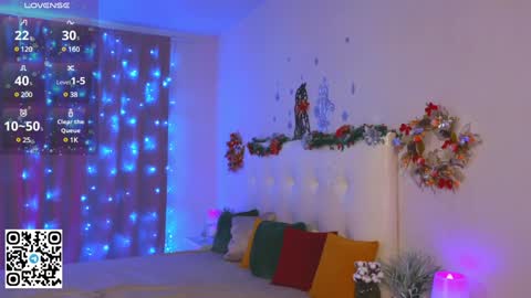 Snapshot of tesalune chatting on 12.22.24 Tessa online show from 12.22.24