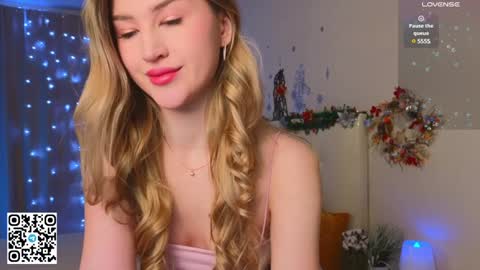 Snapshot of tesalune chatting on 01.10.25 Tessa online show from 01.10.25